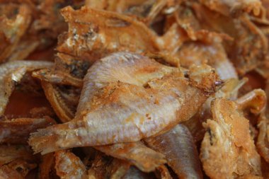 Kızarmış gereh ya da ikan asin, ya da Endonezya 'daki tuzlama metoduyla korunmuş balık. Tahta bir tabakta