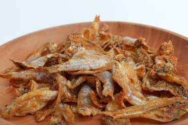 Kızarmış gereh ya da ikan asin, ya da Endonezya 'daki tuzlama metoduyla korunmuş balık. Tahta bir tabakta