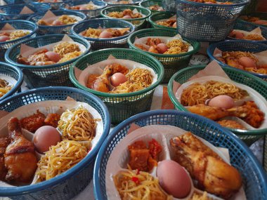 Nasi Berkat, Endonezya 'dan geleneksel gıda paketi. Cava kabilesindeki dini törenden sonra verilen yemek. Pirinç, kızarmış tavuk, haşlanmış yumurta, erişte, kızarmış tempeh ve sambal goreng..