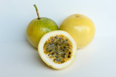 Sarı tutku meyvesi, beyaz arka planda izole.