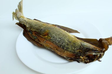 Bandeng Presto, balık kemiğini yumuşatmak için yüksek basınçlı fırınla pişirilmiş süt balığıdır. Juwana ve Semarang, Endonezya 'dan imzalı tabak. beyaz arkaplanda izole