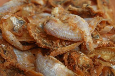 Kızarmış gereh ya da ikan asin, ya da Endonezya 'daki tuzlama metoduyla korunmuş balık. Tahta bir tabakta