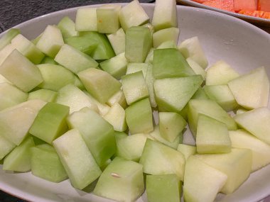 Açık büfe menüsü için taze kesilmiş yeşil kavun veya kavun.