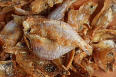 Kızarmış gereh ya da ikan asin, ya da Endonezya 'daki tuzlama metoduyla korunmuş balık. Tahta bir tabakta. Düz ya da üst görünüm