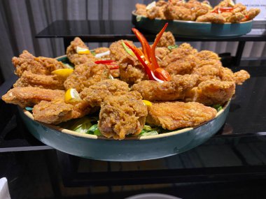 Kızarmış tavuk otel veya restoranın masasında servis edilir. Açık büfe menüsü