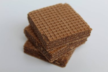 Beyaz arka planda izole edilmiş çikolatalı gofretler.