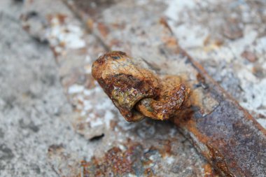 Aşınmış ve hasarlı metal menteşeler.