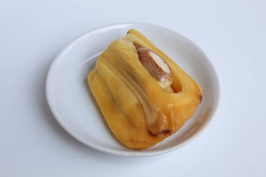 Sarı Jackfruit eti ve tohumları Artocarpus heterophyllus 'tan, beyaz arka planda izole edilmiş, küçük beyaz bir tabakta.