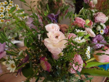 Ranunculus çiçekli çiçek buketi ortada.