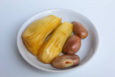 Sarı Jackfruit eti ve tohumları Artocarpus heterophyllus 'tan, beyaz arka planda izole edilmiş, küçük beyaz bir tabakta.