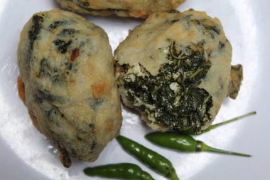 Rolade Daun Singkong, Cassava yaprakları, tofu ve undan yapılır. Endonezya 'dan atıştırmalık. Beyaz arkaplanda izole edilmiş