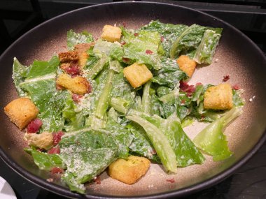 Sezar salatası kasede servis edilir. Otel ya da restoran büfe menüsü