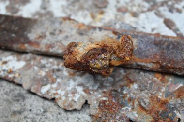 Aşınmış ve hasarlı metal menteşeler.