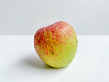 Bir elma, kırmızımsı yeşilimsi, beyaz arkaplanda izole.