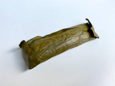 Utri ya da Lemet Singkong, Endonezya 'dan geleneksel aperatif, muz yapraklarına sarılmış, cassava şeklinde
