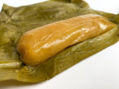 Utri ya da Lemet Singkong, Endonezya 'dan geleneksel aperatif, muz yapraklarına sarılmış, cassava şeklinde