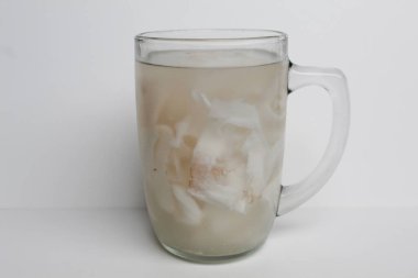 Soğuk ya da buzlu hindistan cevizi suyundan ve beyaz arka planda izole edilmiş genç hindistan cevizi etinden yapılan içecek.