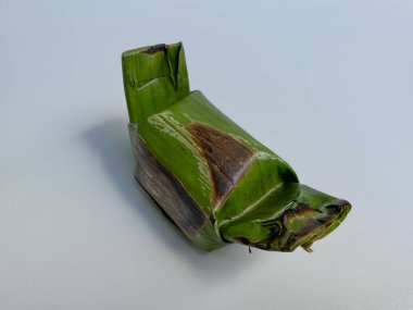 Lemper, muz yaprağına sarılmış tavuk, et ya da balık ipiyle dolu glutinous pirinçten yapılan bir aperatif.