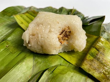Lemper, muz yaprağına sarılmış et diş ipiyle dolu glutinous pilavından yapılan bir aperatif mi?