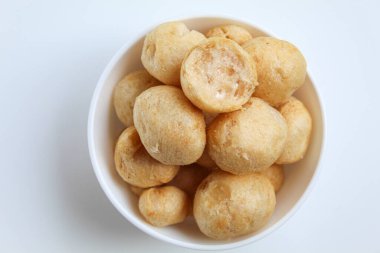 Top şeklinde balık krakerleri. beyaz arkaplanda izole edilmiş, düz ya da üst görünümde