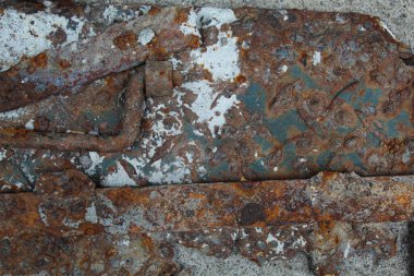 Aşınmış ve hasarlı metal plakalar.