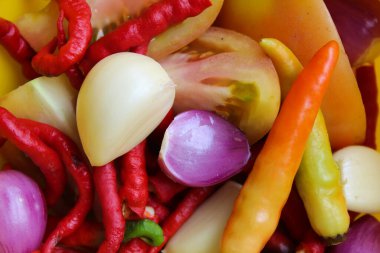 Sarımsak, arpacık soğanı ve kırmızı biber arkaplan dokusu. Bütün, soyulmuş, pişmemiş. Sambal ya da geleneksel Endonezya acı biber sosu yapmak için gerekli.