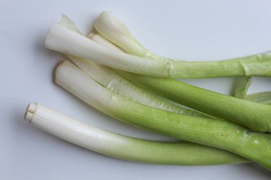 Pırasa beyaz arkaplanda izole