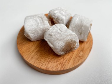 Moaci ya da Mochi beyaz unla kaplı. Fıstık ezmesiyle doldurulmuş pirinç keki. Beyaz arkaplanda izole edilmiş