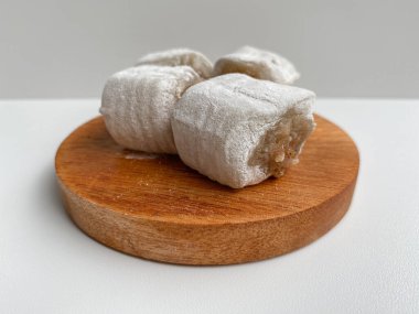 Moaci ya da Mochi beyaz unla kaplı. Fıstık ezmesiyle doldurulmuş pirinç keki. Beyaz arkaplanda izole edilmiş