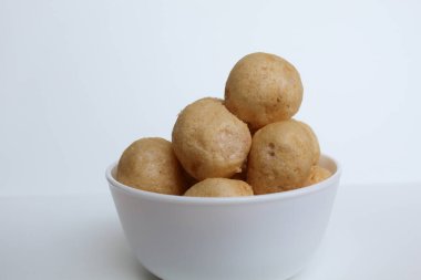 Beyaz bir kasede, top şeklinde balık krakerleri. beyaz arkaplanda izole