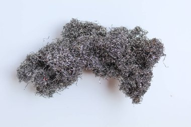 Bulaşık yıkamak için çelik sünger, beyaz arka planda izole edilmiş.