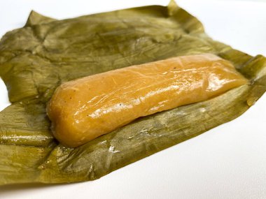 Utri ya da Lemet Singkong, Endonezya 'dan geleneksel aperatif, muz yapraklarına sarılmış, cassava şeklinde