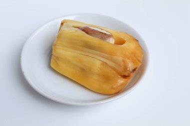 Sarı Jackfruit eti ve tohumları Artocarpus heterophyllus 'tan, beyaz arka planda izole edilmiş, küçük beyaz bir tabakta.