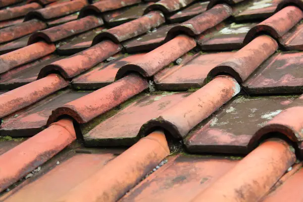 Geleneksel yaşlandırılmış kil çatı kiremit arkaplanı