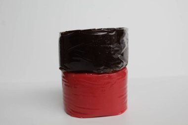 Nian gao, ya da yıl keki, yapışkan pirinç keki. Pembe ve çikolata renginde, şeffaf plastiğe sarılmış. Beyaz arkaplanda izole