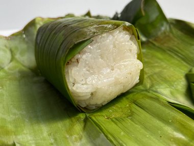Lemper, muz yaprağına sarılmış tavuk, et ya da balık ipiyle dolu glutinous pirinçten yapılan bir aperatif.