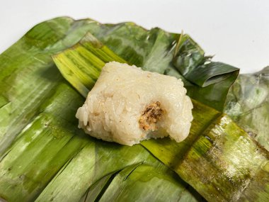 Lemper, muz yaprağına sarılmış et diş ipiyle dolu glutinous pilavından yapılan bir aperatif mi?