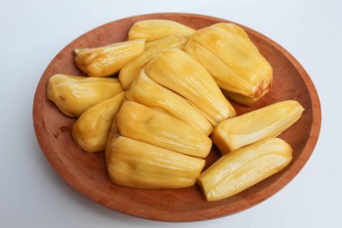 Artocarpus heterofillus 'un sarı meyveli eti, tahta tabakta, beyaz arka planda izole edilmiş.