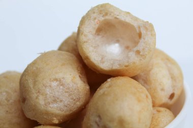 Top şeklinde balık krakerleri. beyaz arkaplanda izole