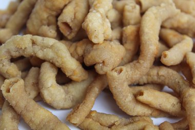 Kızarmış tavuk bağırsağı, beyaz arka planda izole edilmiş.