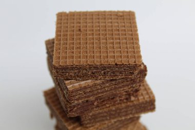 Beyaz arka planda izole edilmiş çikolatalı gofretler.