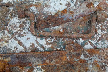 Aşınmış ve hasarlı metal plakalar.