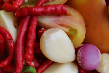 Sarımsak, arpacık soğanı ve kırmızı biber arkaplan dokusu. Bütün, soyulmuş, pişmemiş. Sambal ya da geleneksel Endonezya acı biber sosu yapmak için gerekli.