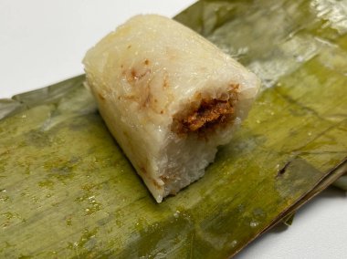Lemper, muz yaprağına sarılı tavuk diş ipiyle dolu glutinous pilavından yapılan bir aperatif mi?