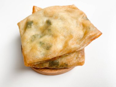 Martabak, un hamuru, yumurta ve pırasa dilimlerinden yapılmış. Endonezya 'dan atıştırmalık. Beyaz arkaplanda izole