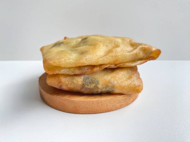 Martabak, un hamuru, yumurta ve pırasa dilimlerinden yapılmış. Endonezya 'dan atıştırmalık. Beyaz arkaplanda izole