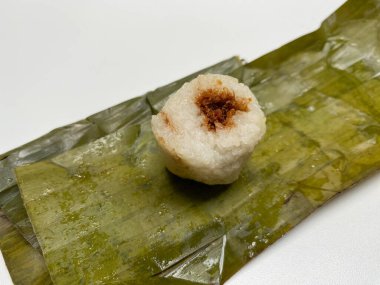 Lemper, muz yaprağına sarılı tavuk diş ipiyle dolu glutinous pilavından yapılan bir aperatif mi?