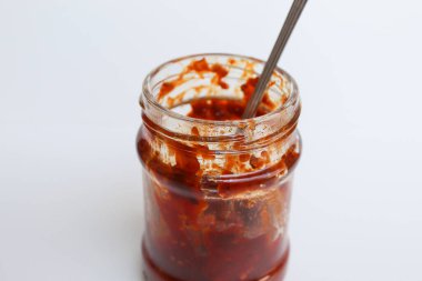 Sambal, Endonezya 'da kullanılan bir acı biber sosudur. Şeffaf cam bir kavanozda. Beyaz arkaplanda izole