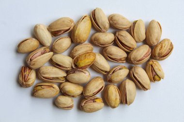 Tuzlu şam fıstığı, beyaz arka plan, düz ya da üst görünüm