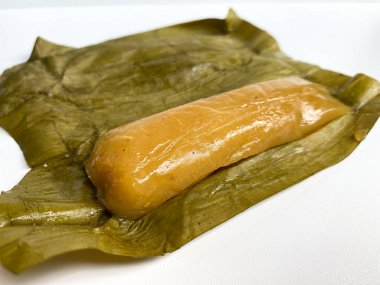 Utri ya da Lemet Singkong, Endonezya 'dan geleneksel aperatif, muz yapraklarına sarılmış, cassava şeklinde